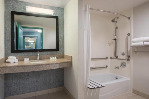 Habitación Doble - adaptada para personas con problemas de audición - cama extragrande del hotel Hilton Garden Inn Troy. Foto 4