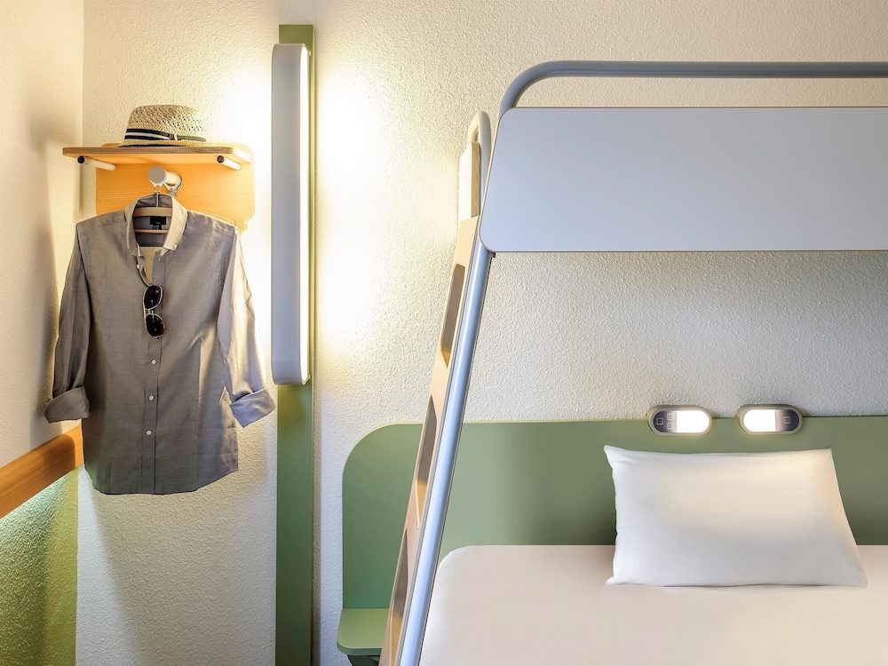 Habitación triple con una cama doble y una litera individual del hotel Ibis Budget Luxembourg Sud. Foto 2