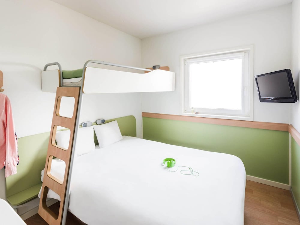 Habitación triple con una cama doble y una litera individual del hotel Ibis Budget Luxembourg Sud. Foto 3