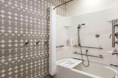 Suite Estudio con cama grande - Adaptada para personas con discapacidad auditiva - No fumadores del hotel Home2 Suites By Hilton Ny Long Island City/manhattan View. Foto 1