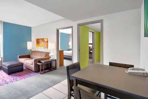 Suite con 1 dormitorio y cama grande - No fumadores del hotel Home2 Suites By Hilton Rochester Henrietta, Ny