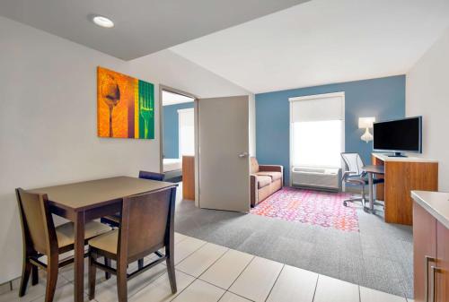 Suite con 1 dormitorio y cama grande - No fumadores del hotel Home2 Suites By Hilton Rochester Henrietta, Ny. Foto 3