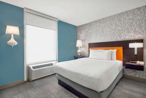 Suite Deluxe con cama extragrande para no fumadores del hotel Home2 Suites By Hilton Rochester Henrietta, Ny. Foto 3