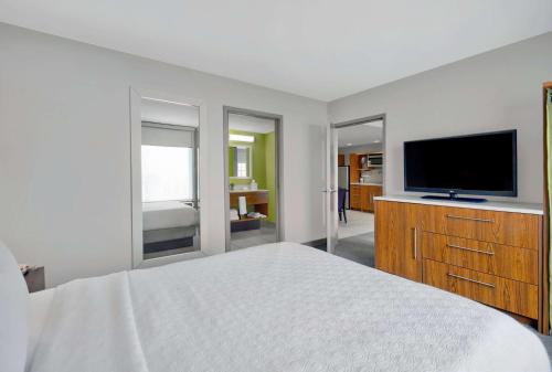 Suite con 1 dormitorio y cama grande - No fumadores del hotel Home2 Suites By Hilton Rochester Henrietta, Ny. Foto 1