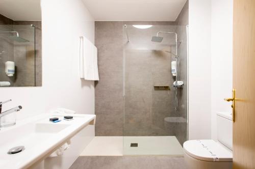 Habitación Doble con balcón del hotel Urdanibia Park. Foto 1