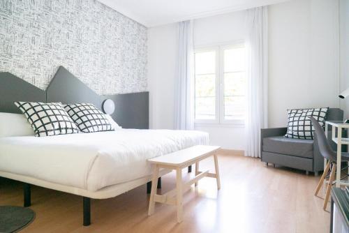 Habitación con cama extragrande. del hotel Urdanibia Park