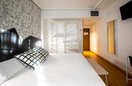 Habitación con cama extragrande. del hotel Urdanibia Park. Foto 2