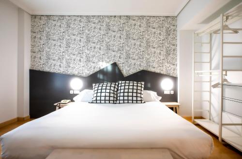 Habitación con cama extragrande. del hotel Urdanibia Park. Foto 3