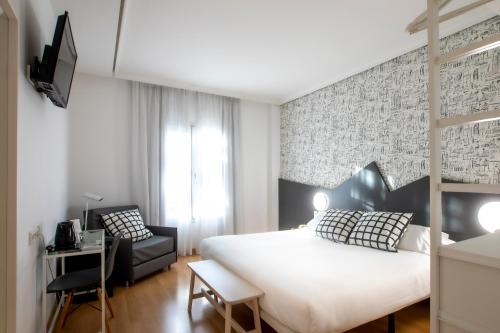 Habitación con cama extragrande. del hotel Urdanibia Park. Foto 4