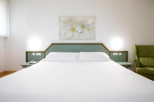 Habitación con cama extragrande. del hotel Urdanibia Park. Foto 6
