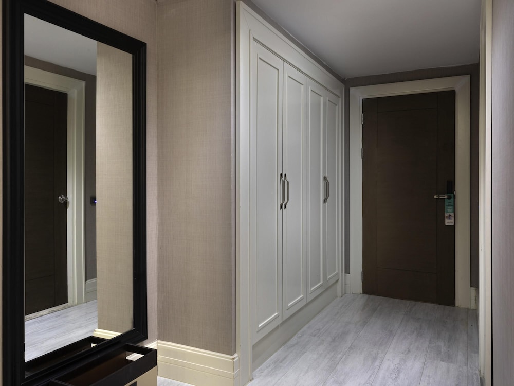 Habitación Familiar Conectada, Superior, Vistas a la Ciudad del hotel Mercure Istanbul Bomonti. Foto 5