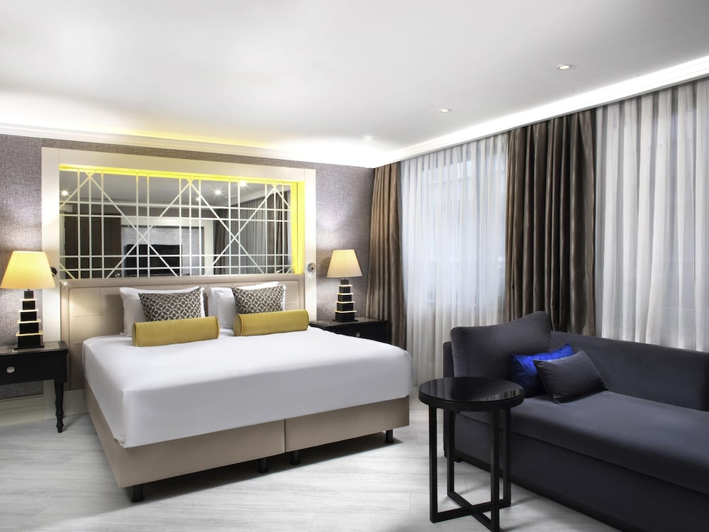 Suite Presidencial con 2 Camas King Size y 2 Camas Individuales, Vistas a la Ciudad del hotel Mercure Istanbul Bomonti. Foto 2