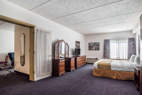 Efficiency King Suite with Whirlpool - Non - Smoking del hotel Quality Inn and Suites Albany Airport. Foto 4