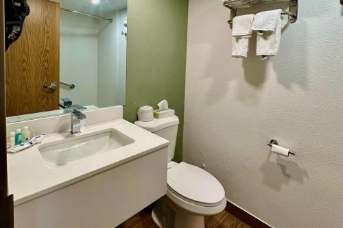 Suite Business con cama extragrande - para no fumadores del hotel Quality Inn and Suites Albany Airport. Foto 4