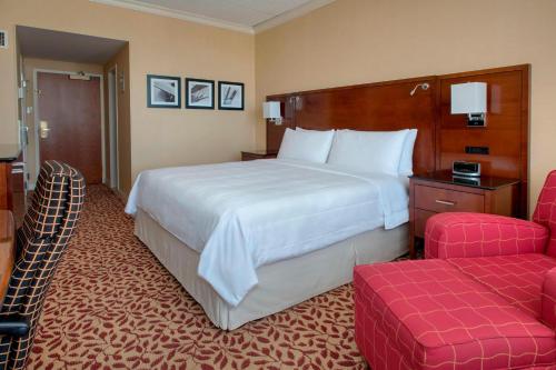 Habitación King adaptada para personas con problemas de audición del hotel Long Island Marriott. Foto 1