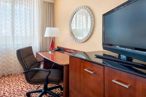 Habitación Executive con cama King del hotel Long Island Marriott. Foto 2