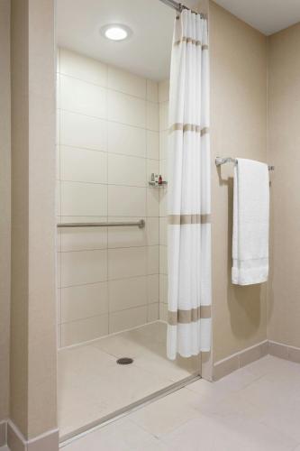 Habitación King con bañera adaptada, apta para personas con discapacidad auditiva y movilidad reducida del hotel Long Island Marriott. Foto 6