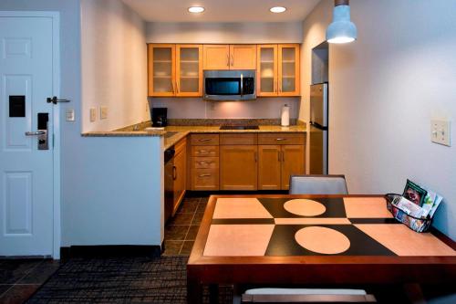 Estudio con 1 cama grande del hotel Residence Inn Syracuse Carrier Circle. Foto 1