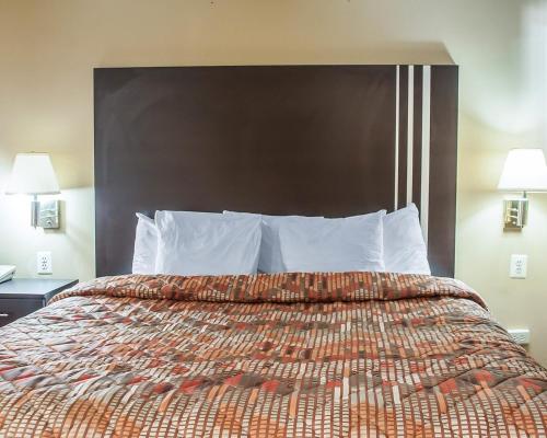 Habitación con cama grande del hotel Amherst Inn and Suites
