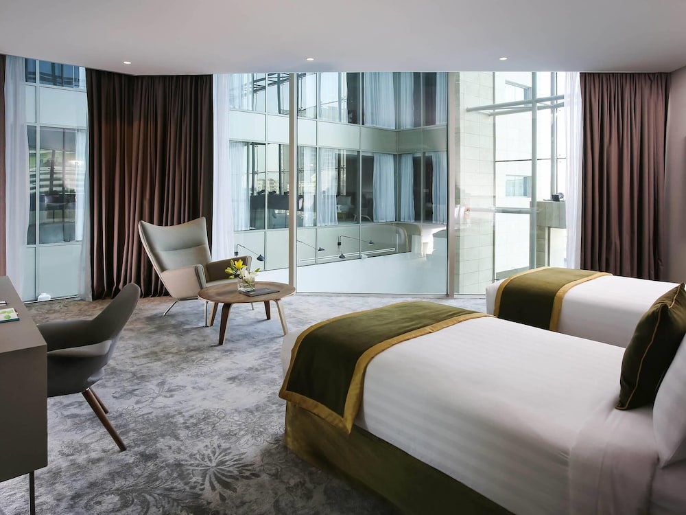 Habitación estándar con dos camas individuales separadas del hotel Ibis Styles Dubai Jumeira