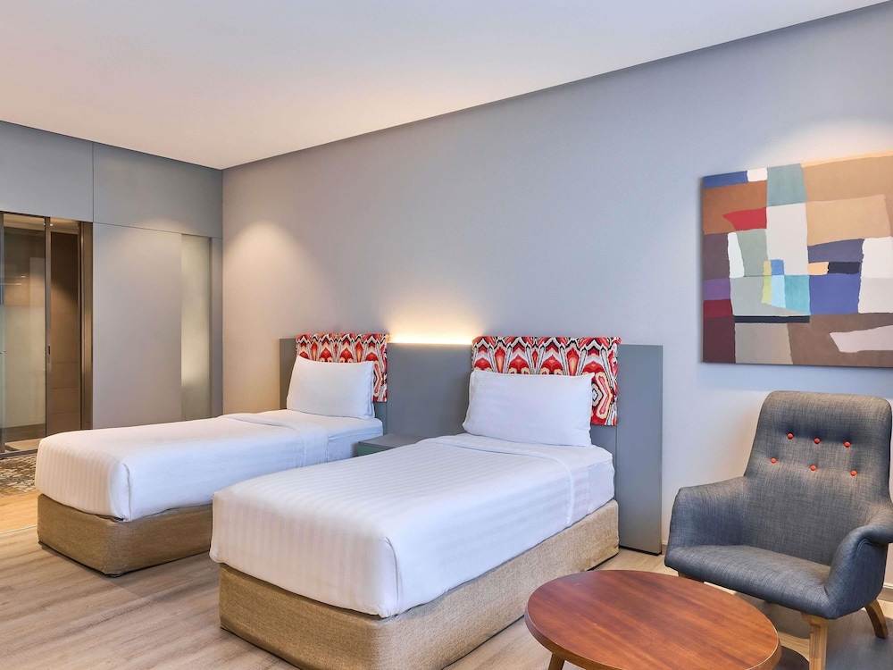 Habitación estándar con una cama doble del hotel Ibis Styles Dubai Jumeira. Foto 2