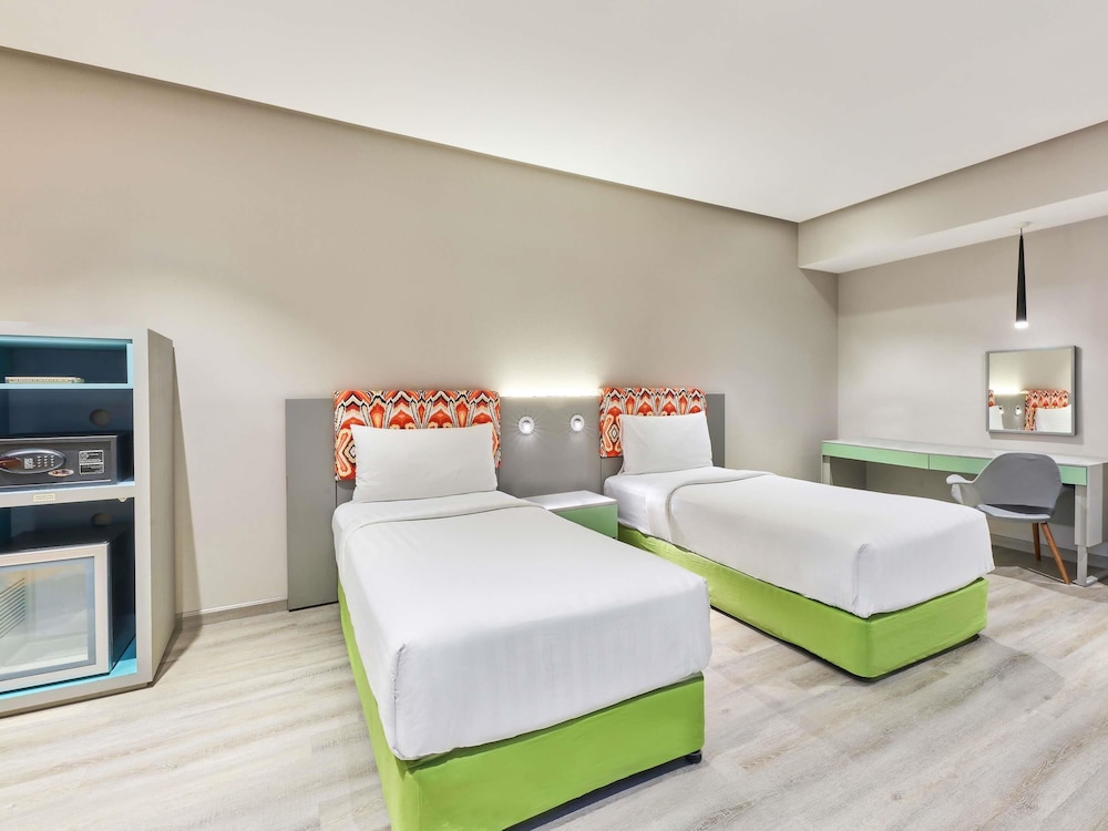 Habitación estándar con una cama doble del hotel Ibis Styles Dubai Jumeira. Foto 3