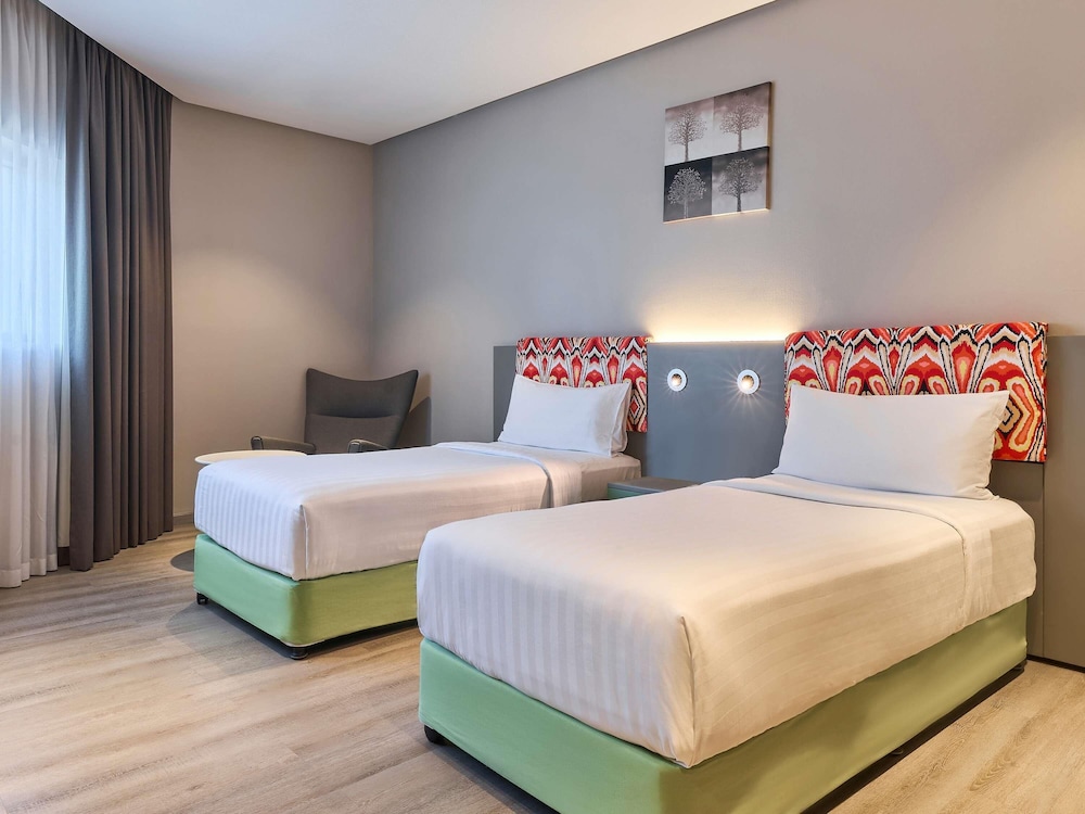 Habitación estándar con dos camas individuales separadas del hotel Ibis Styles Dubai Jumeira. Foto 1