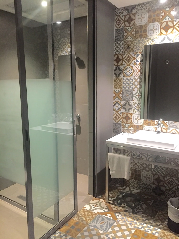 Habitación estándar con 1 cama doble, vista a la ciudad del hotel Ibis Styles Dubai Jumeira. Foto 4