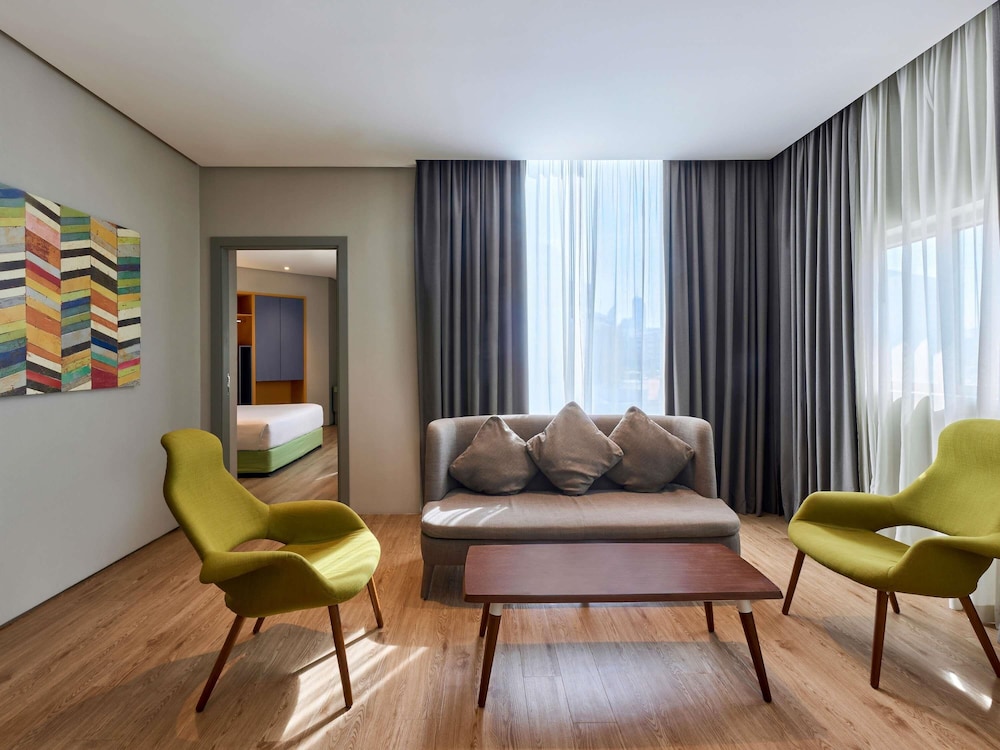 Suite con cama doble y salón del hotel Ibis Styles Dubai Jumeira. Foto 4