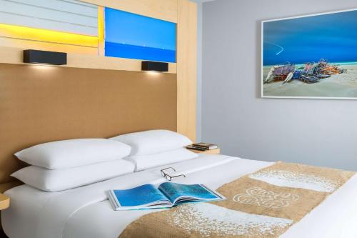 HABITACIÓN CON CAMA EXTRAGRANDE ADAPTADA PARA PERSONAS CON MOVILIDAD REDUCIDA del hotel The Gates Hotel South Beach. Foto 2