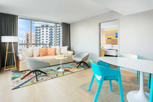 SUITE CON CAMA EXTRAGRANDE Y VISTAS A LA PISCINA del hotel The Gates Hotel South Beach. Foto 3