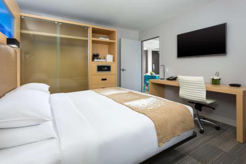 SUITE CON CAMA EXTRAGRANDE Y BALCÓN ADAPTADA PARA PERSONAS CON MOVILIDAD REDUCIDA del hotel The Gates Hotel South Beach