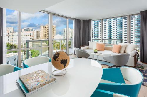 SUITE CON CAMA EXTRAGRANDE Y BALCÓN ADAPTADA PARA PERSONAS CON MOVILIDAD REDUCIDA del hotel The Gates Hotel South Beach. Foto 1