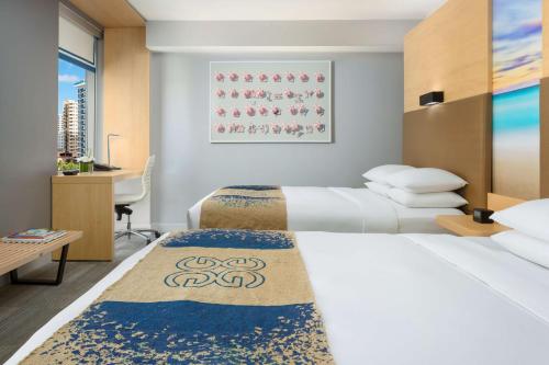 Con 2 camas grandes del hotel The Gates Hotel South Beach. Foto 1