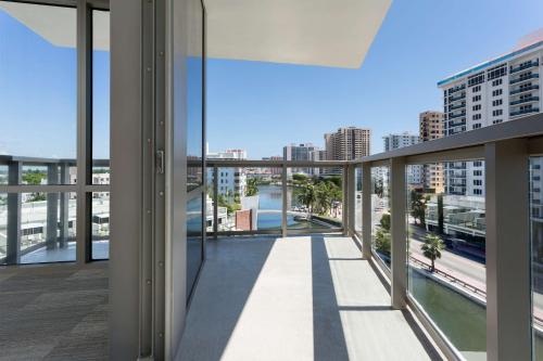 HABITACIÓN CON 2 CAMAS GRANDES, VISTAS A LA PISCINA Y ADAPTADA PARA PERSONAS CON MOVILIDAD REDUCIDA del hotel The Gates Hotel South Beach