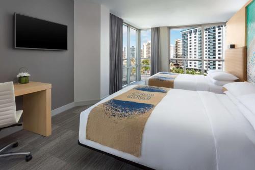 HABITACIÓN CON 2 CAMAS GRANDES, VISTAS A LA PISCINA Y ADAPTADA PARA PERSONAS CON MOVILIDAD REDUCIDA del hotel The Gates Hotel South Beach. Foto 3