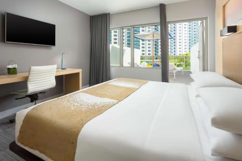 HABITACIÓN CON CAMA EXTRAGRANDE Y VISTAS A LA PISCINA del hotel The Gates Hotel South Beach. Foto 2
