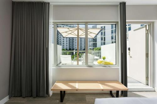 HABITACIÓN CON CAMA EXTRAGRANDE Y VISTAS A LA PISCINA del hotel The Gates Hotel South Beach. Foto 4
