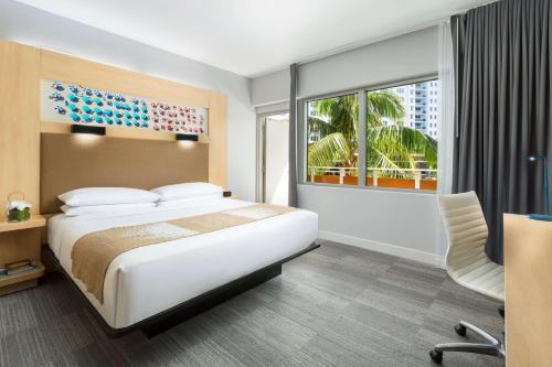 HABITACIÓN CON CAMA EXTRAGRANDE, BALCÓN Y VISTAS A LA PISCINA del hotel The Gates Hotel South Beach. Foto 2
