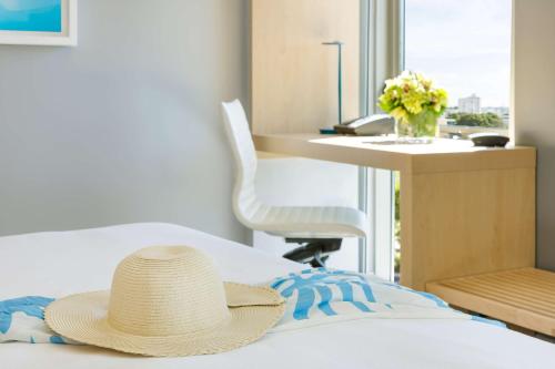HABITACIÓN CON CAMA EXTRAGRANDE, BALCÓN Y VISTAS A LA PISCINA del hotel The Gates Hotel South Beach. Foto 3