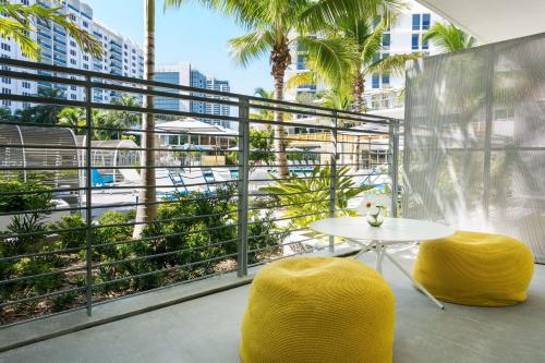 HABITACIÓN CON CAMA EXTRAGRANDE, BALCÓN Y VISTAS A LA PISCINA del hotel The Gates Hotel South Beach. Foto 5