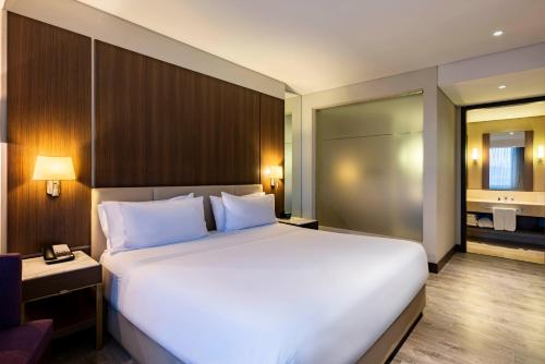 Suite Executive con sofás cama - 1 cama extragrande del hotel Courtyard By Marriott Bogota Airport