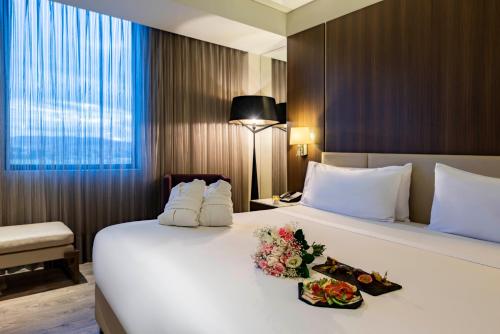 Suite Executive con sofás cama - 1 cama extragrande del hotel Courtyard By Marriott Bogota Airport. Foto 1