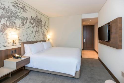Habitación Doble Superior con sofá cama y cama grande del hotel Courtyard By Marriott Bogota Airport. Foto 4