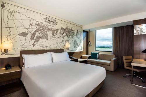Habitación Doble Superior con sofá cama y cama grande del hotel Courtyard By Marriott Bogota Airport. Foto 5