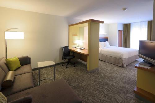 King Suite with Trundle Sofa del hotel Springhill Suites By Marriott Albany-colonie