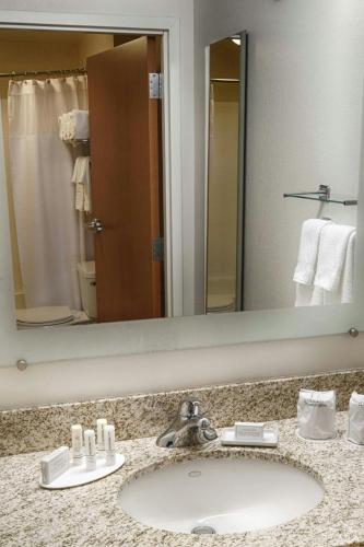 Queen Suite with Two Queen Beds and Trundle Sofa del hotel Springhill Suites By Marriott Albany-colonie. Foto 2