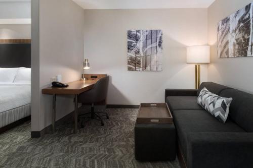 Queen Room with Two Queen Beds and Patio - Hearing Accessible del hotel Springhill Suites By Marriott Syracuse Carrier Circle. Foto 1