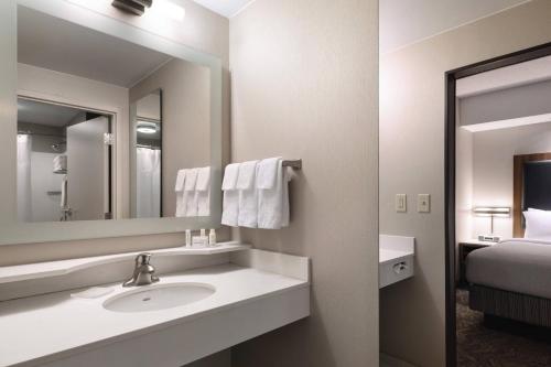 Queen Room with Two Queen Beds and Patio - Hearing Accessible del hotel Springhill Suites By Marriott Syracuse Carrier Circle. Foto 3