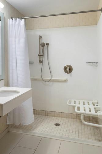 Queen Room with Two Queen Beds and Patio - Hearing Accessible del hotel Springhill Suites By Marriott Syracuse Carrier Circle. Foto 4